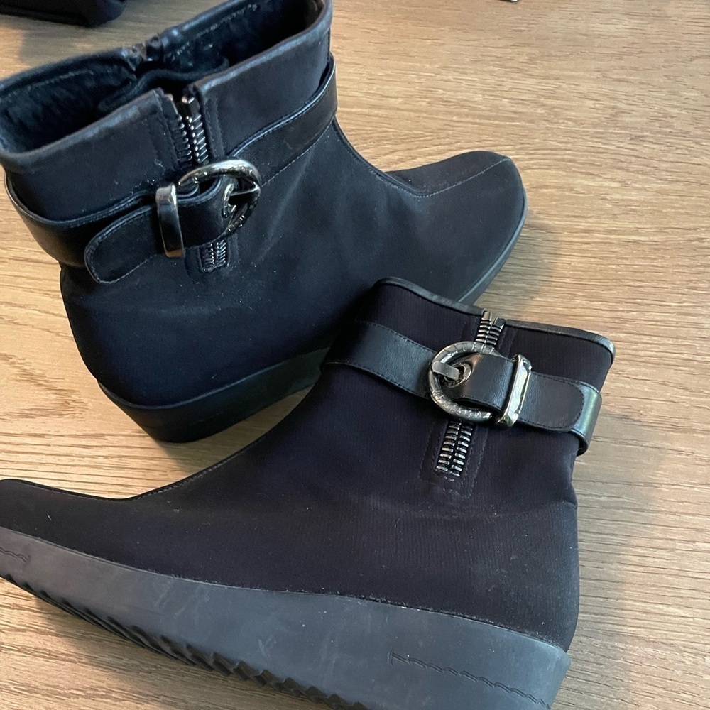 Stuart Weitzman ankle boots in black suede size 8 - Picture 2 of 8